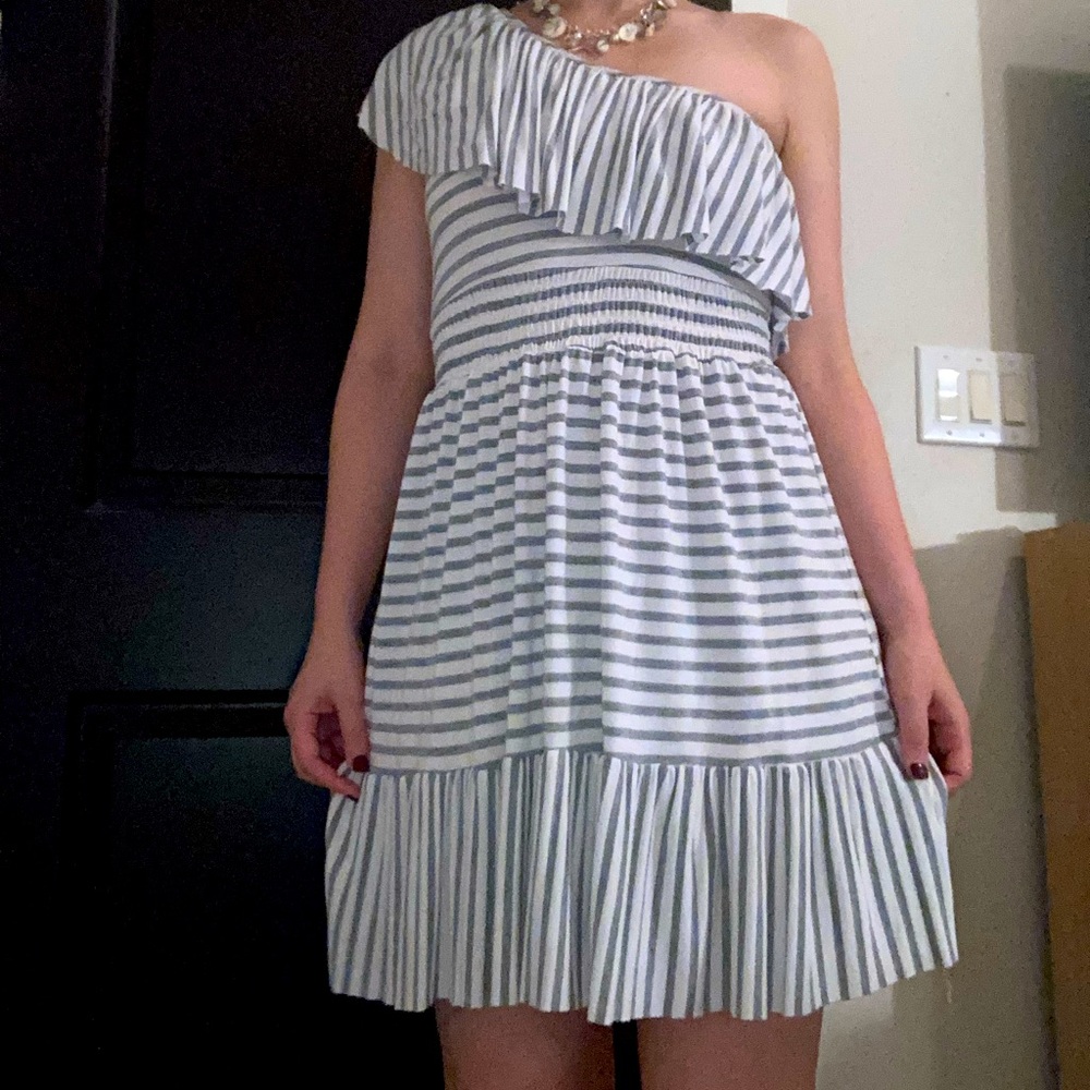 👗 Grey striped off-the-shoulder dress
